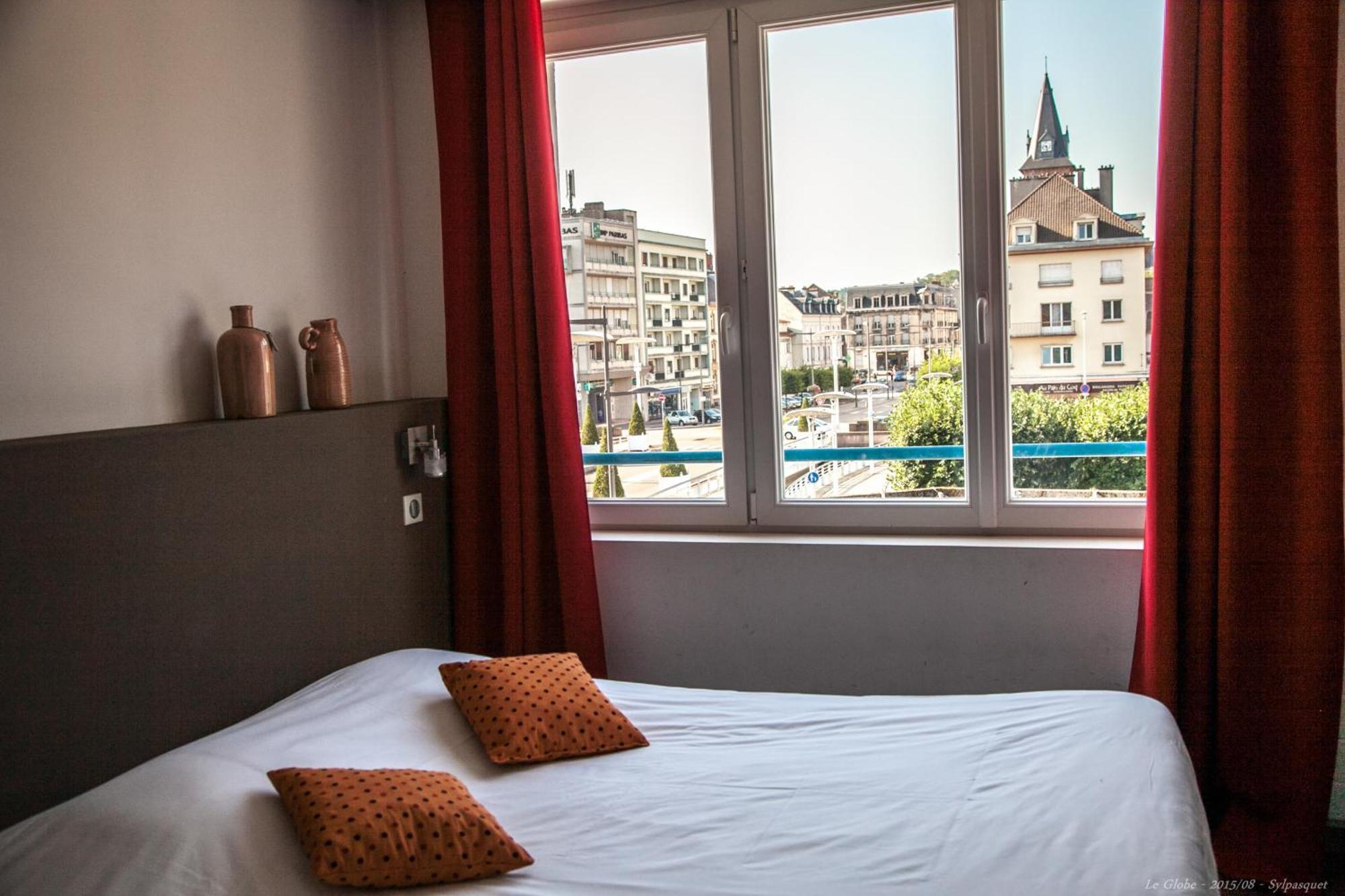 Hotel Bar Le Globe Saint-Die-des-Vosges Ruang foto