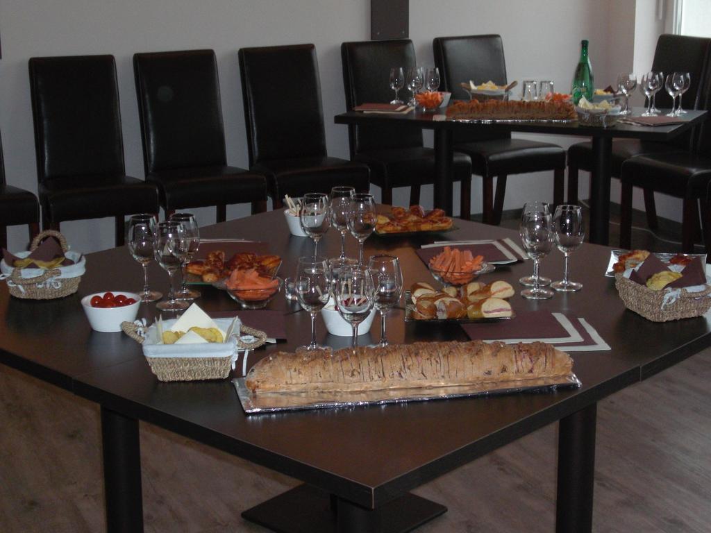 Hotel Bar Le Globe Saint-Die-des-Vosges Bagian luar foto