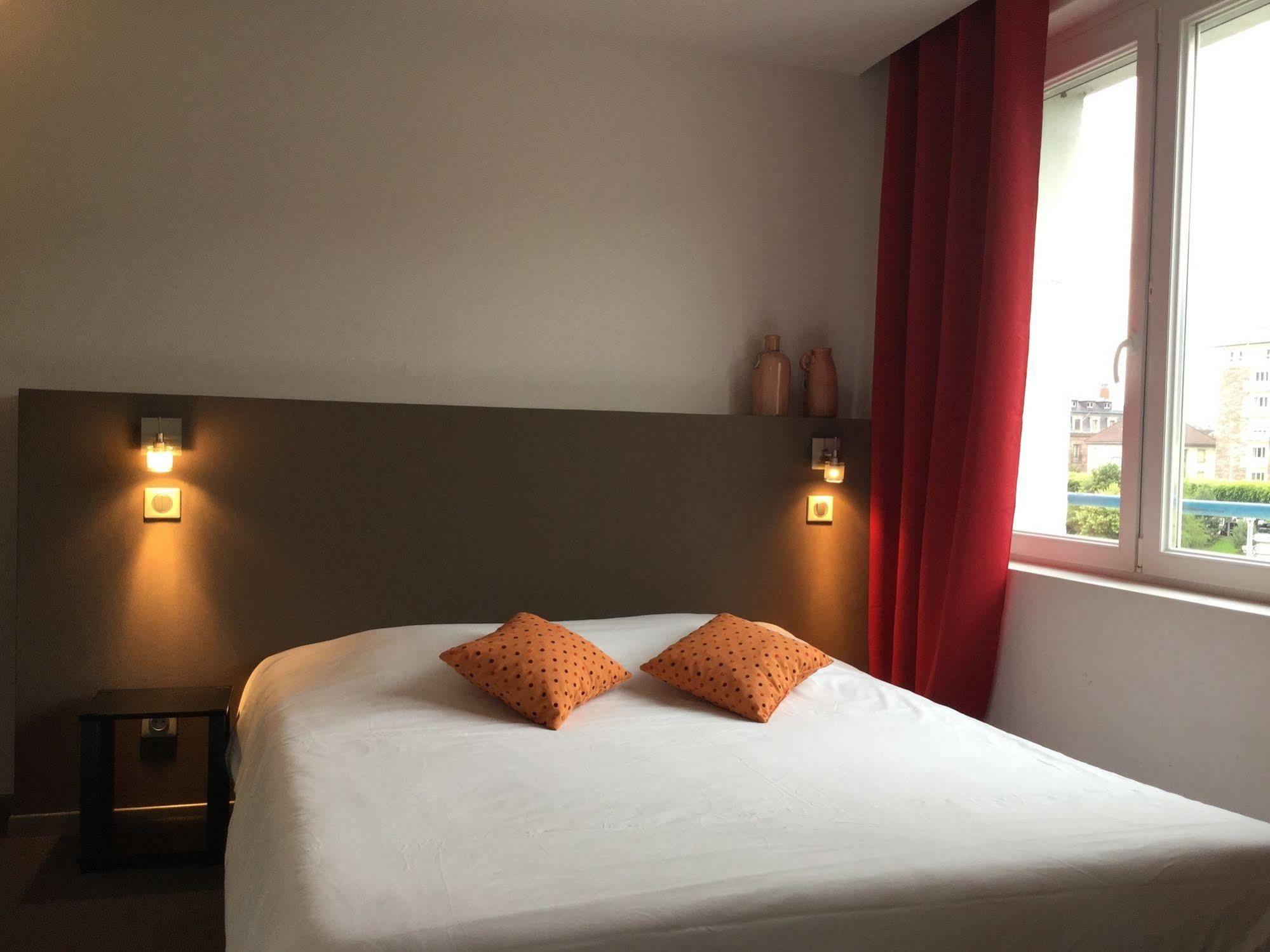 Hotel Bar Le Globe Saint-Die-des-Vosges Bagian luar foto