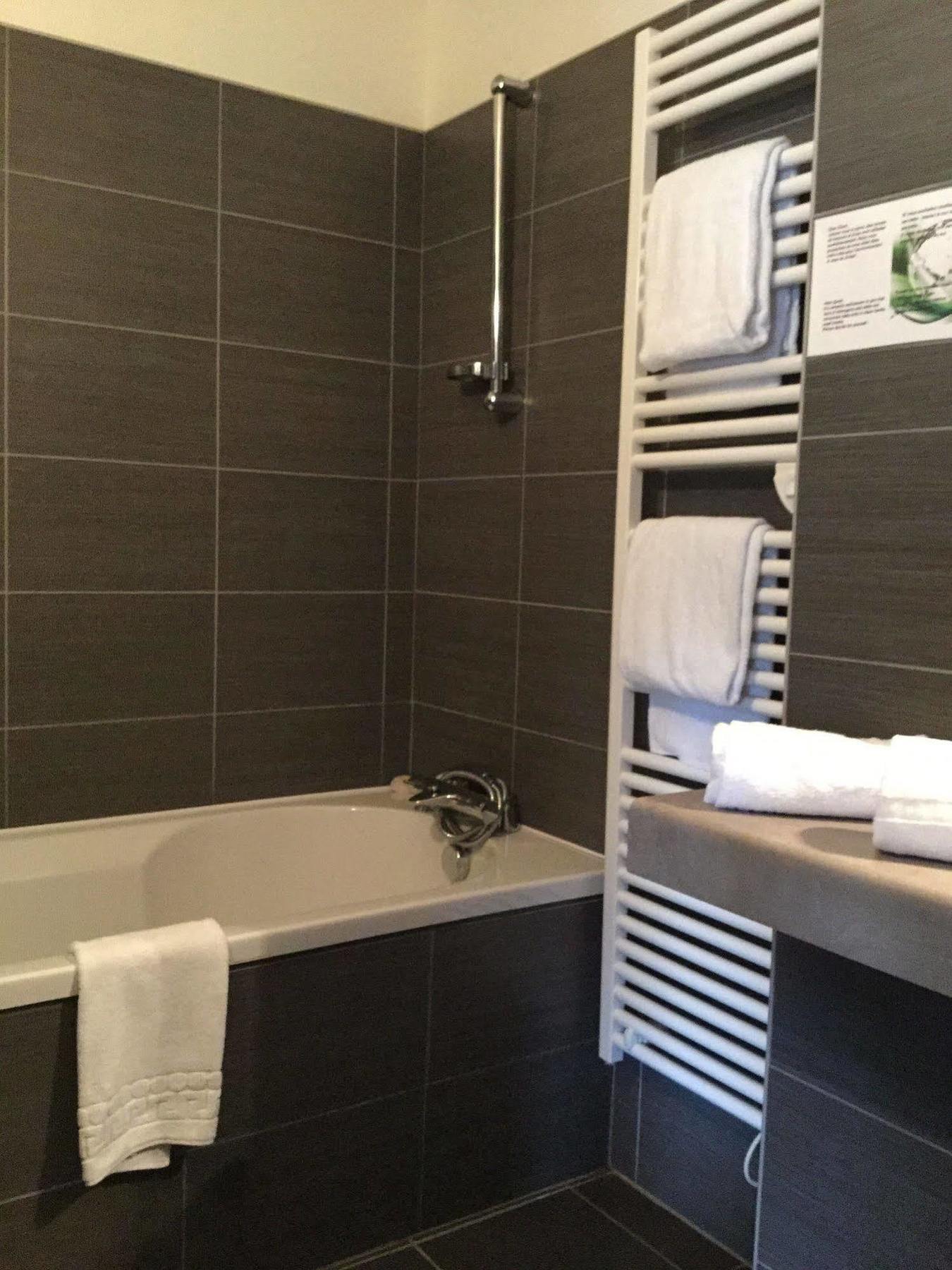 Hotel Bar Le Globe Saint-Die-des-Vosges Bagian luar foto